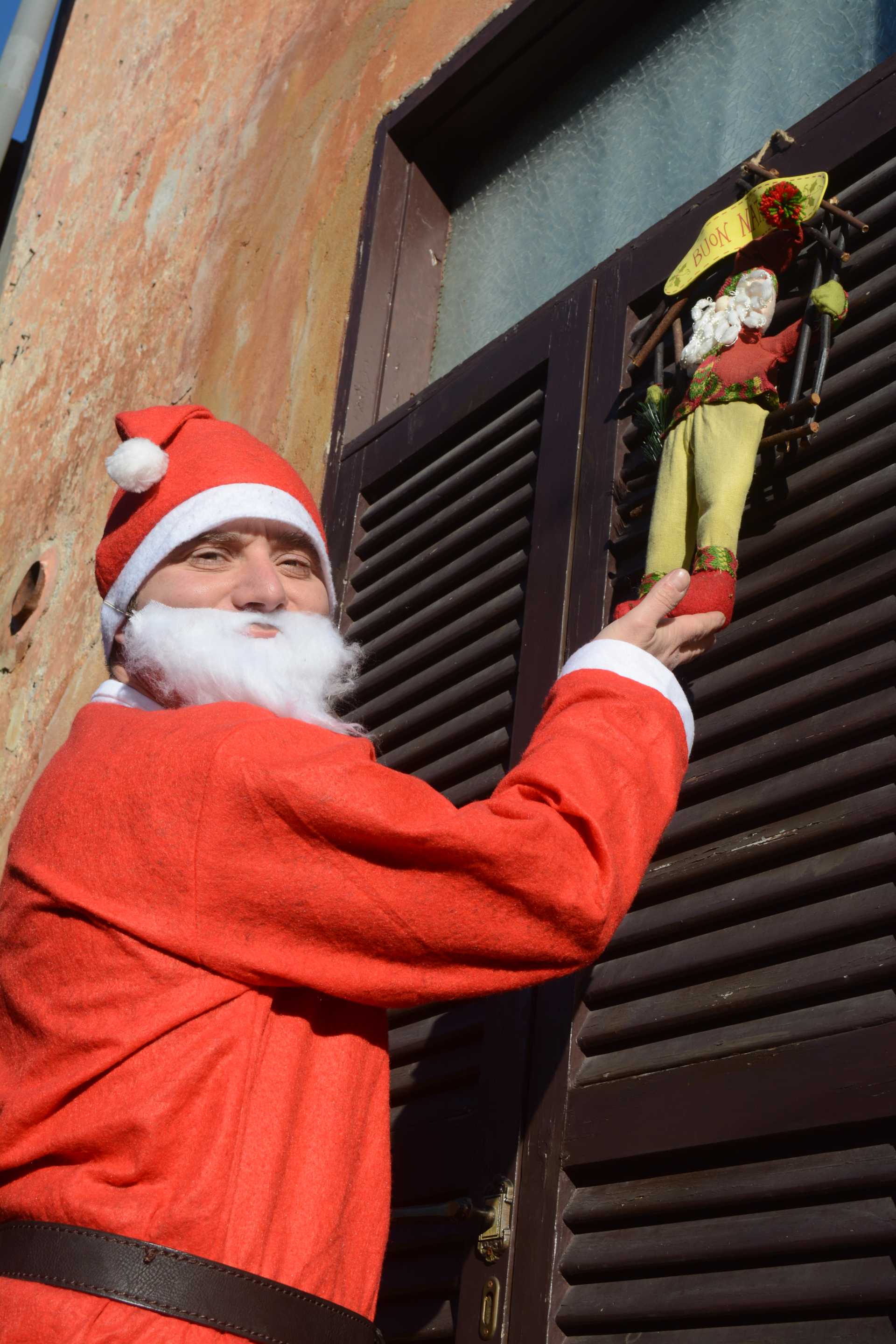 Auguri da Babbo Natale in Vespa nel Borgo di Ostia Antica